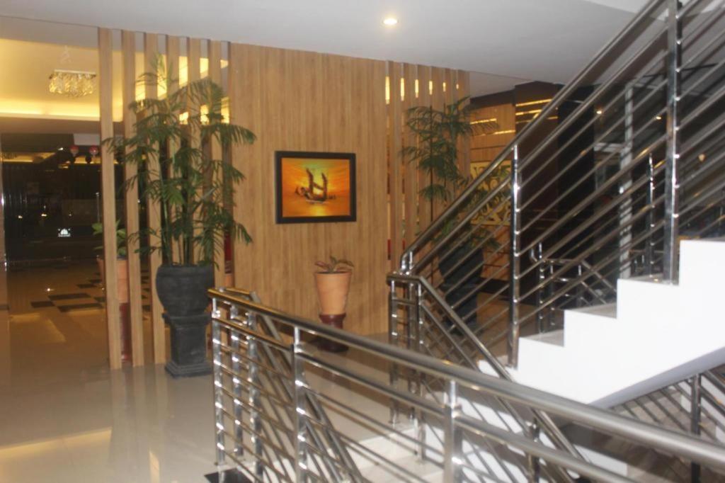 Prima Sr Hotel & Convention Yogyakarta Слеман Экстерьер фото
