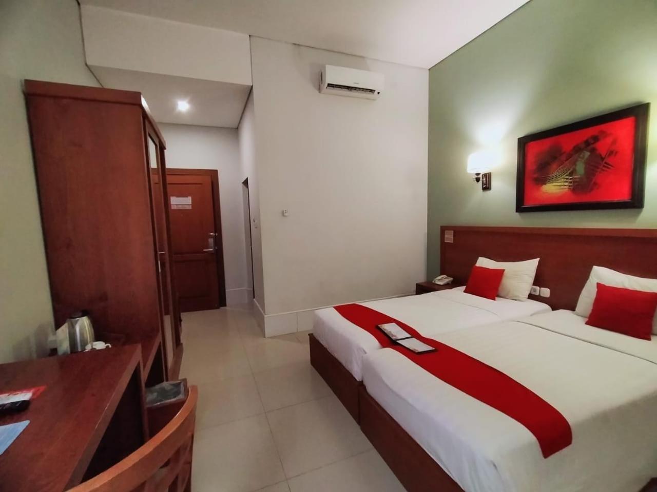 Prima Sr Hotel & Convention Yogyakarta Слеман Экстерьер фото