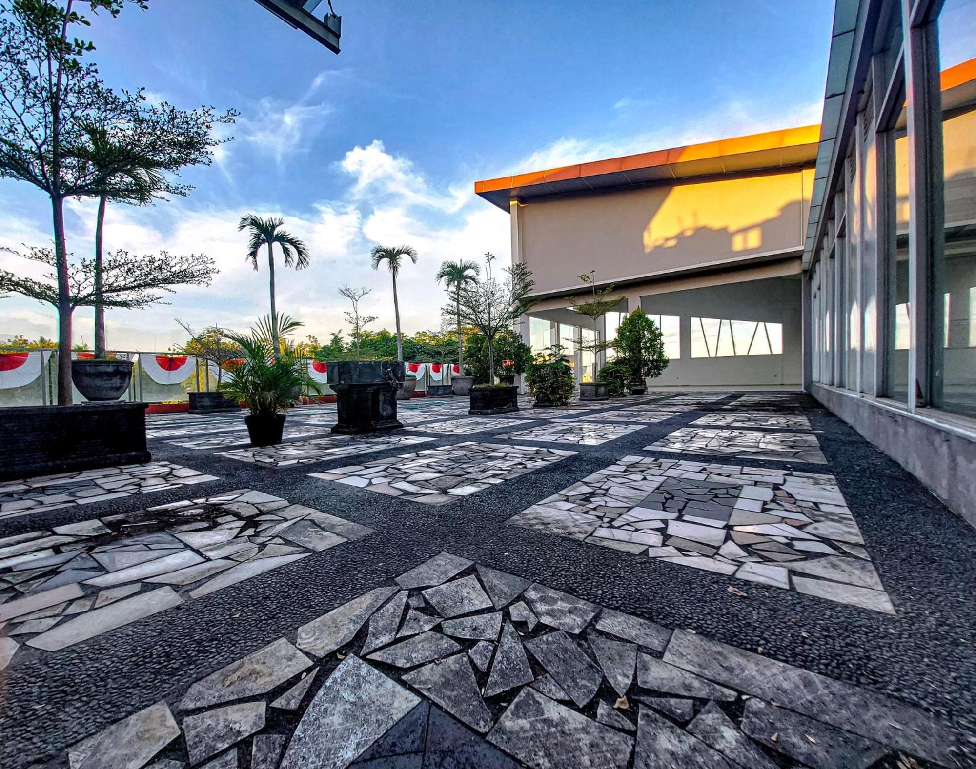 Prima Sr Hotel & Convention Yogyakarta Слеман Экстерьер фото